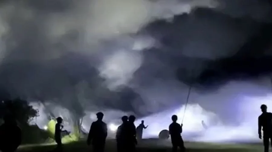 টর্চ লাইট জ্বালিয়ে মাদারীপুরে তুমুল সংঘর্ষ, শতাধিক হাতবোমা বিস্ফোরণ